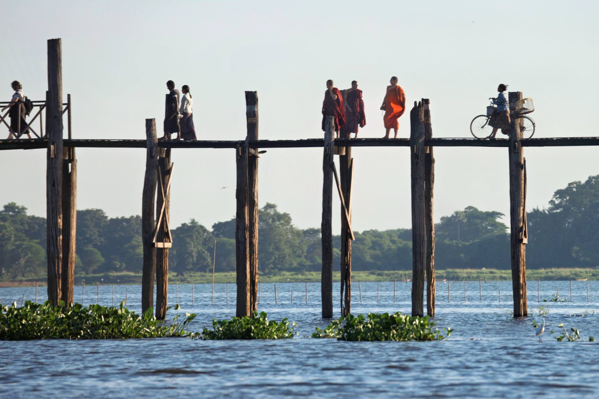 Touristisch bekannt ist Amarapura durch die U-Bein-Brücke über den Taungthman-See. Sie wurde um 1870 erbaut und ist nach dem Bürgermeister benannt, der sie errichten ließ. Die Brücke wurde aus dem Teakholz gebaut, das aus dem ehemaligen Königspalast von Inwa geborgen wurde. Er besteht aus 1.086 Pfeilern, die während der Regenzeit teilweise überflutet werden. Die U-Bein-Brücke ist 1,2 Kilometer lang und gilt als die älteste und längste Teakholzbrücke der Welt.